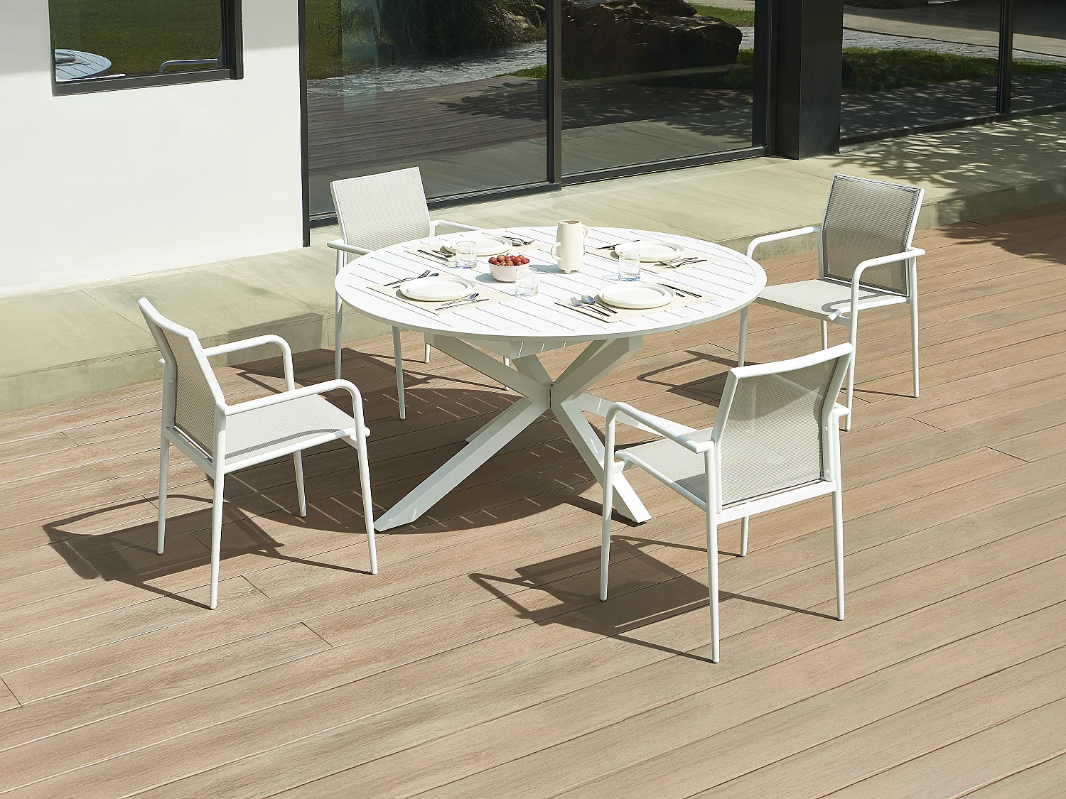 Tuineethoek van aluminium: een uitschuifbare tafel + 4 fauteuils – YOHA van MYLIA