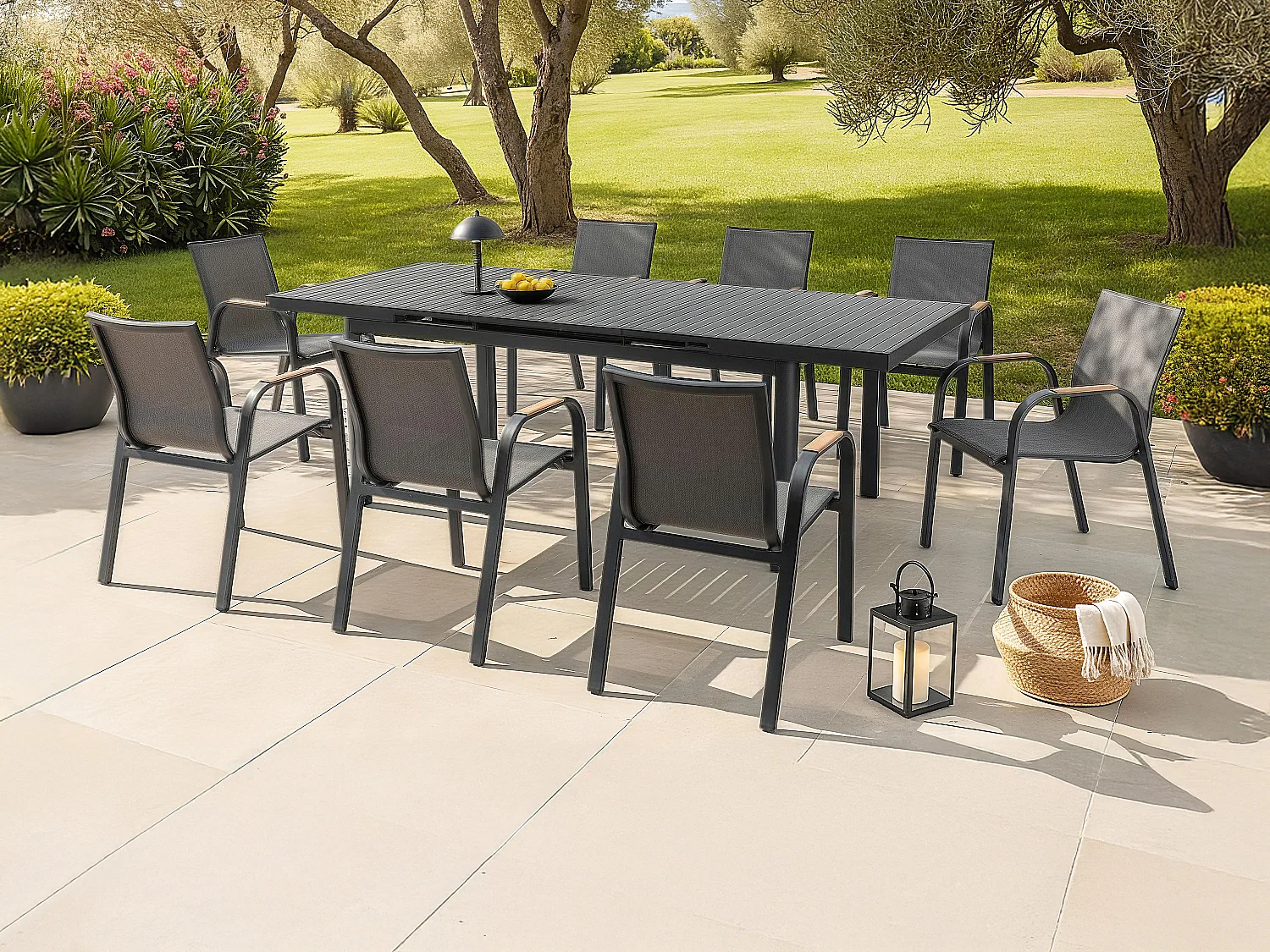 Aluminium tuineethoek: uitschuifbare tafel L.180/240 cm en 8 fauteuils – Antraciet – ZEYVA van MYLIA