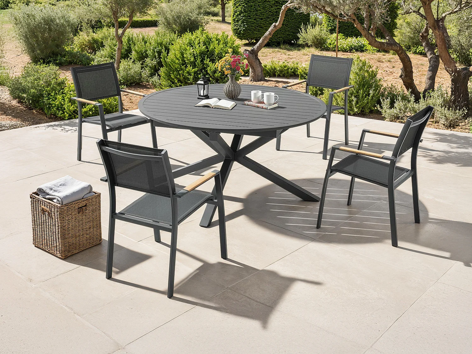 Aluminium tuineethoek: een uitschuifbare ronde tafel L.150/200 cm en 4 stapelbare fauteuils – Antraciet – YOHA van MYLIA