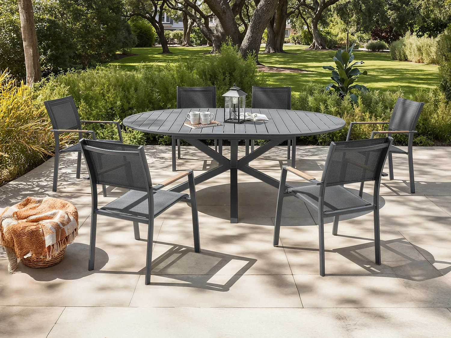 Aluminium tuineetkamer: een uitschuifbare ronde tafel L.150/200 cm en 6 stapelbare fauteuils – Antraciet – YOHA van MYLIA