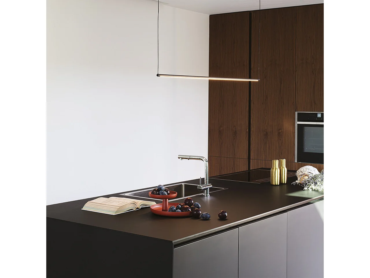 Zwarte lineaire ophanging in aluminium met LED-licht