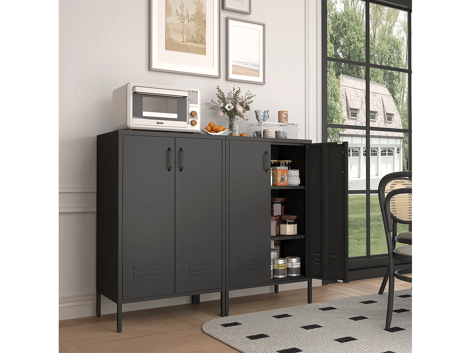 Zwart metalen dressoir met 2 deuren en 2 verstelbare planken.